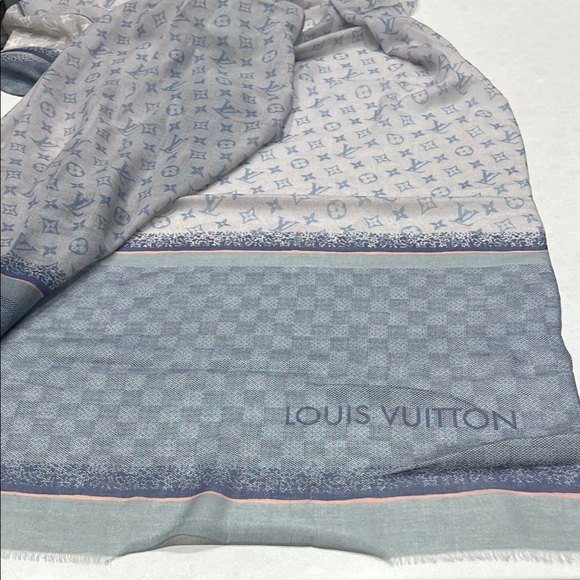 Louis Vuitton Cashmere Blue and Gray Patterned Scarf/Wrap - Picture 9 of 14